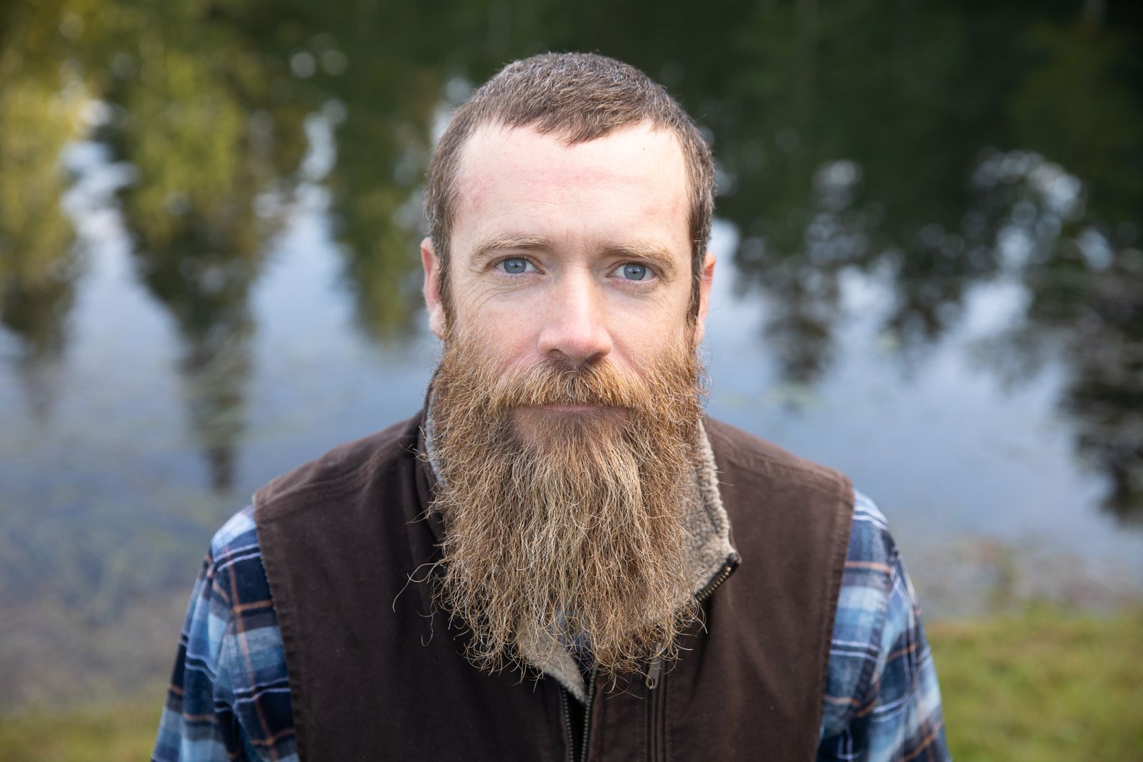 Subject posed for dramatic outdoor flash headshot before and after exposure